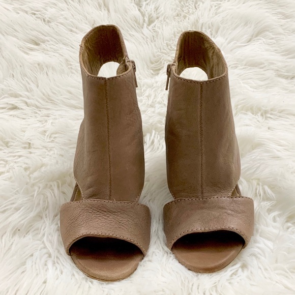 le chateau Tan Leather Sandals - Picture 3 of 6